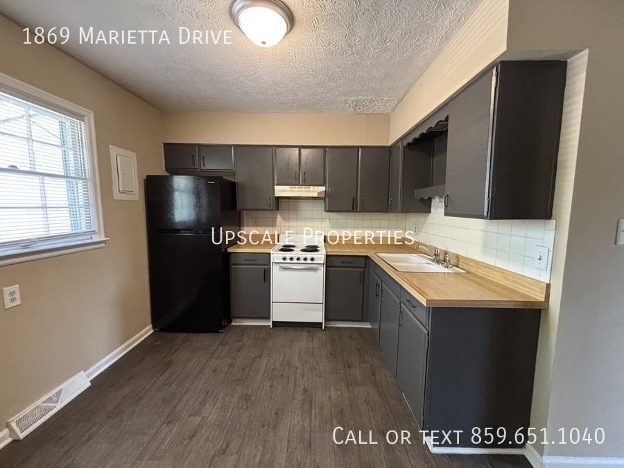 1869 Marietta Dr - Photo 3 of 8