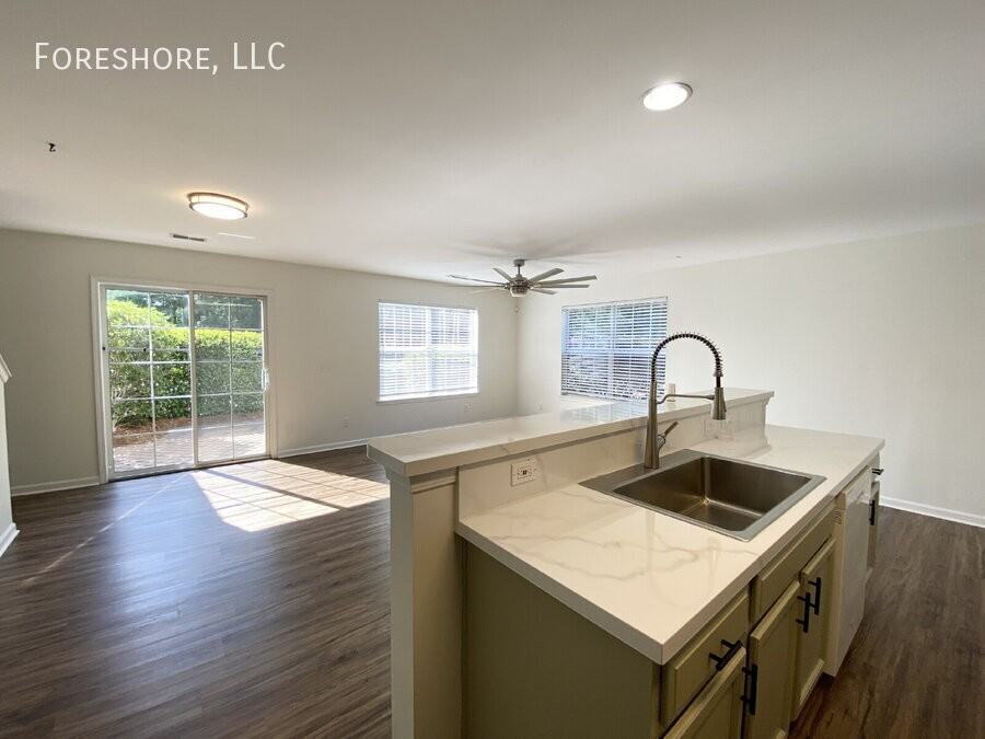 110 Slater St - Photo 3 of 20