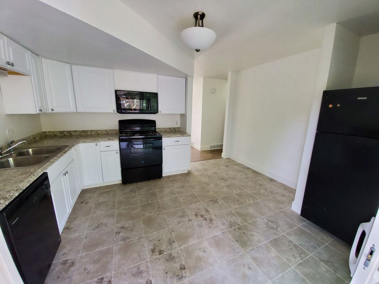 313 N Roosevelt Ave - Photo 3 of 7