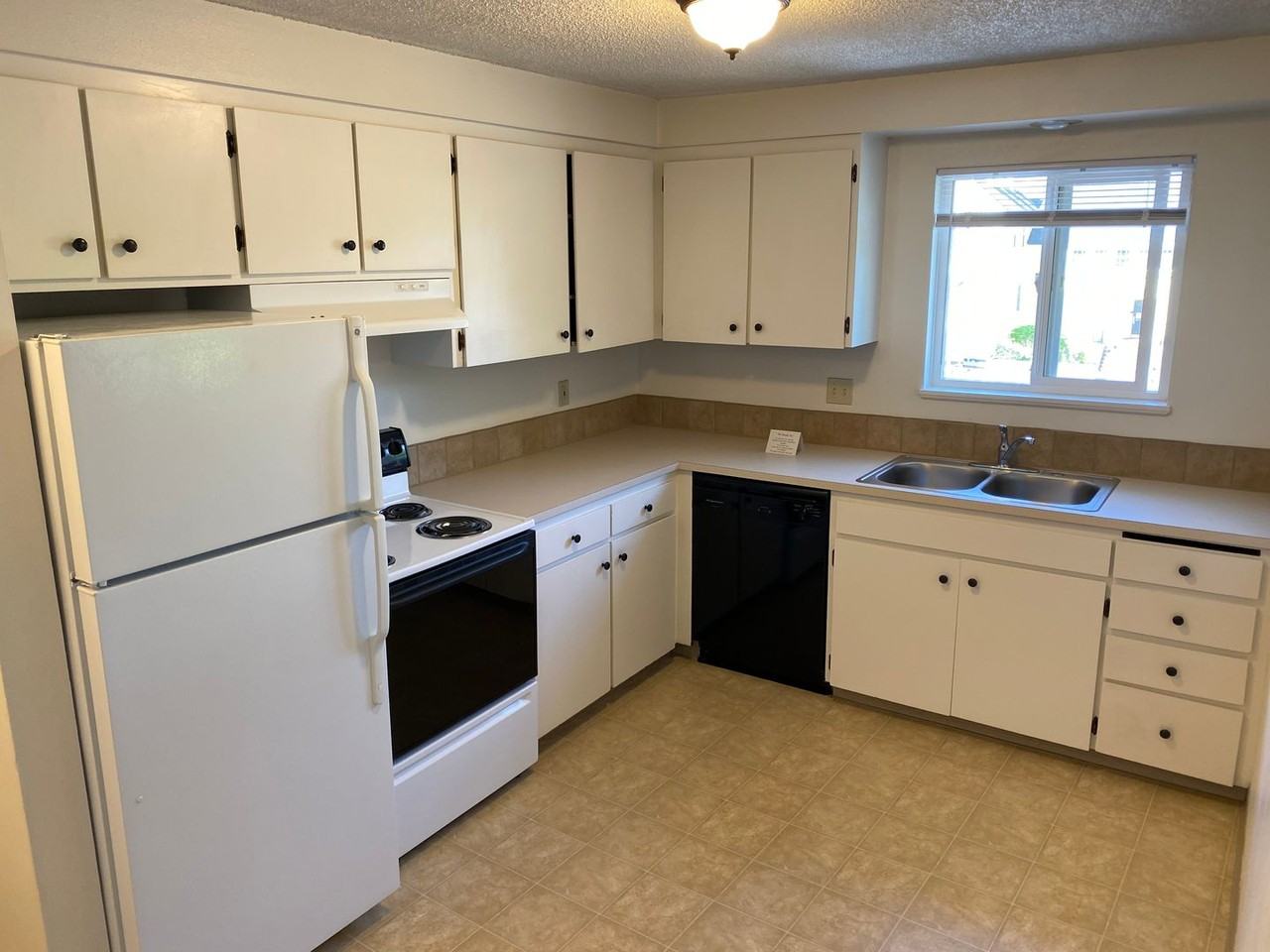 Aquarius Apartments - Photo 4 of 14