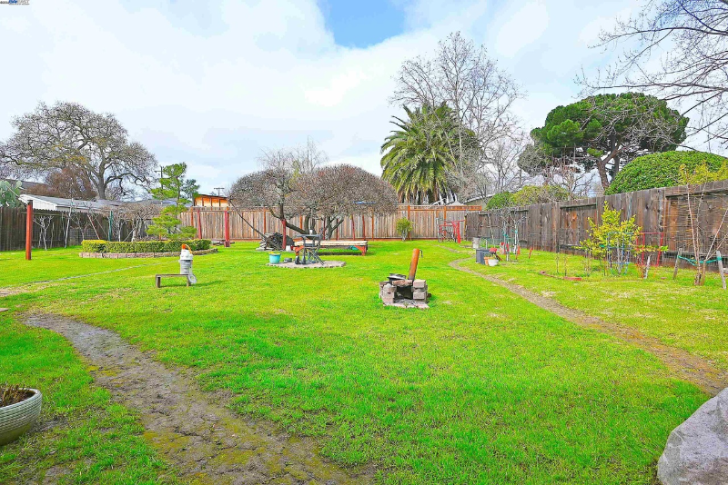 2121 Blackfield Dr - Photo 2 of 8