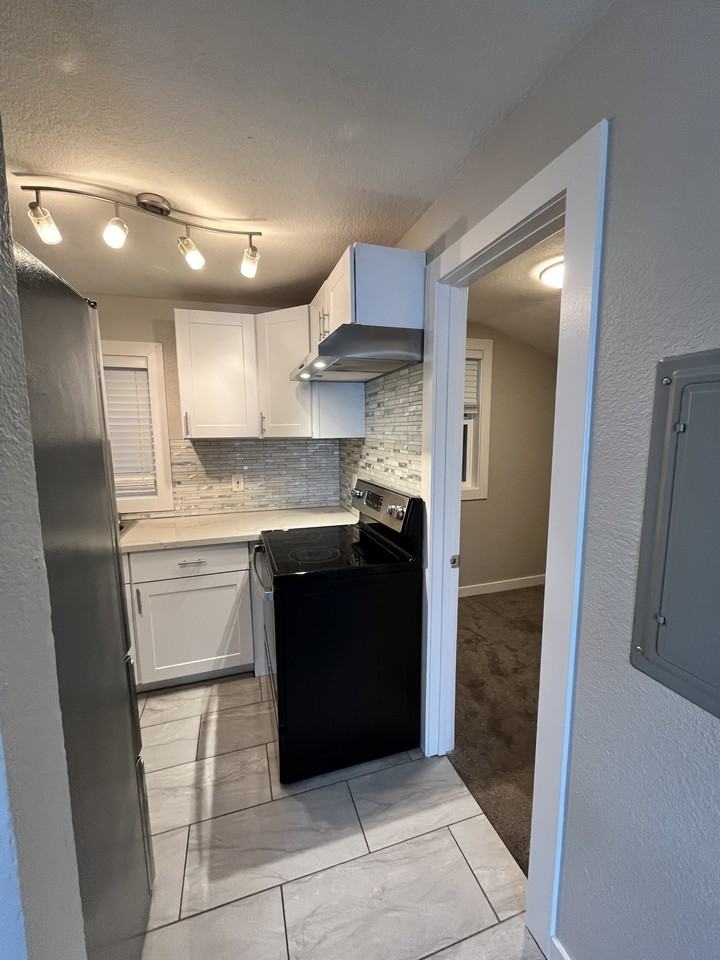 5009 Northeast Hazel Dell Avenue - Photo 3 of 50