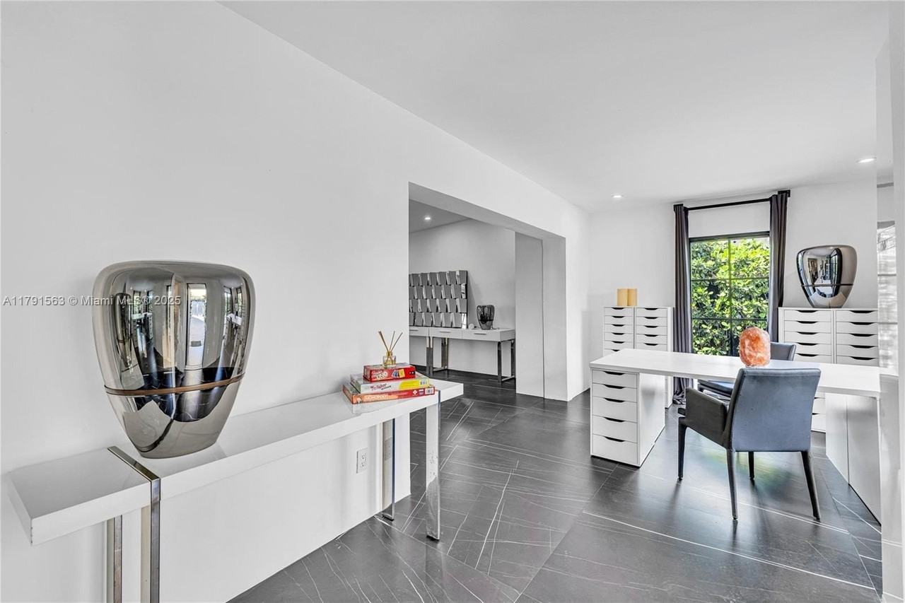 560 Nw 116th Ter - Photo 2 of 50