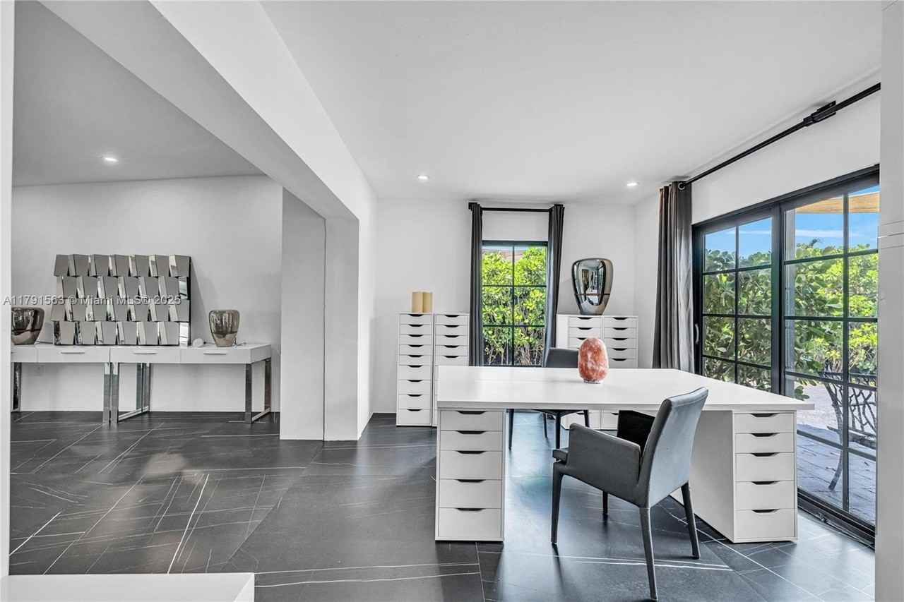 560 Nw 116th Ter - Photo 3 of 50