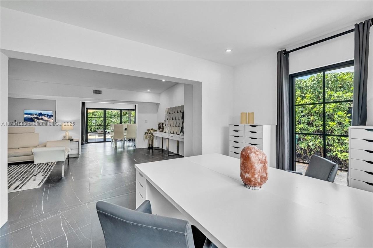 560 Nw 116th Ter - Photo 4 of 50