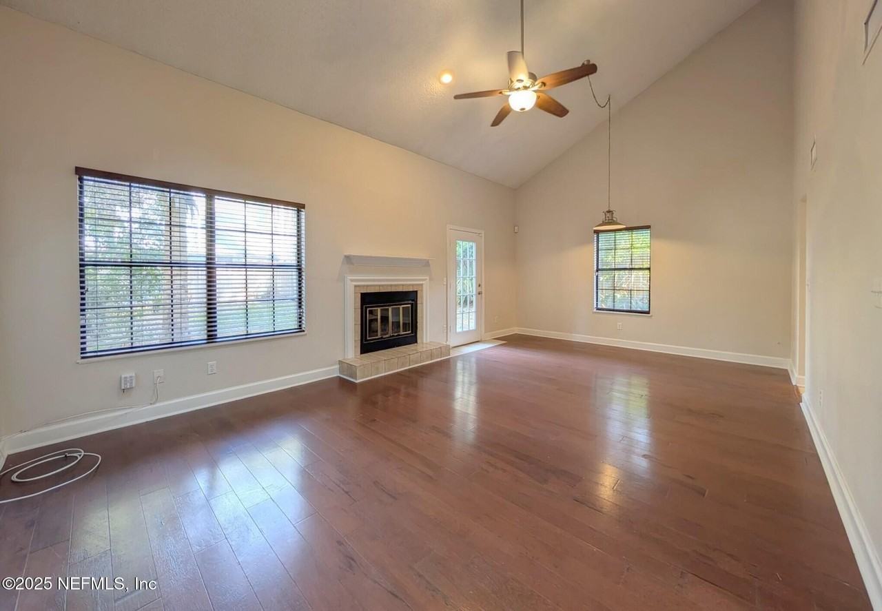 3945 Oak St #2 - Photo 3 of 12