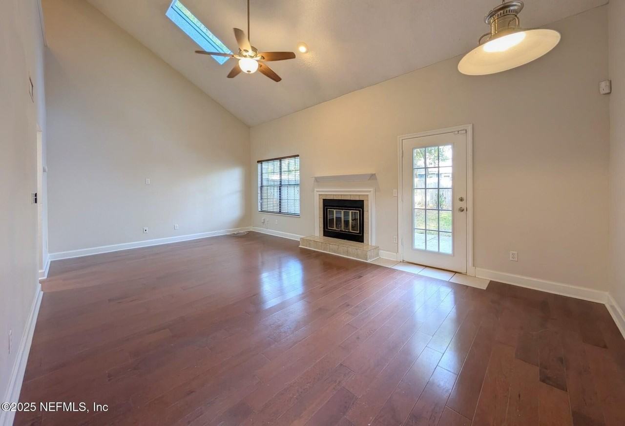 3945 Oak St #2 - Photo 4 of 12