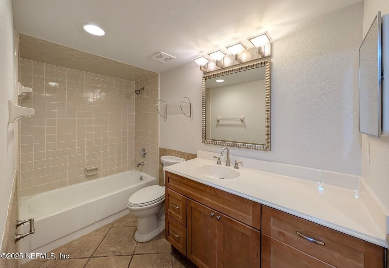 3945 Oak St #2 - Photo 7 of 12