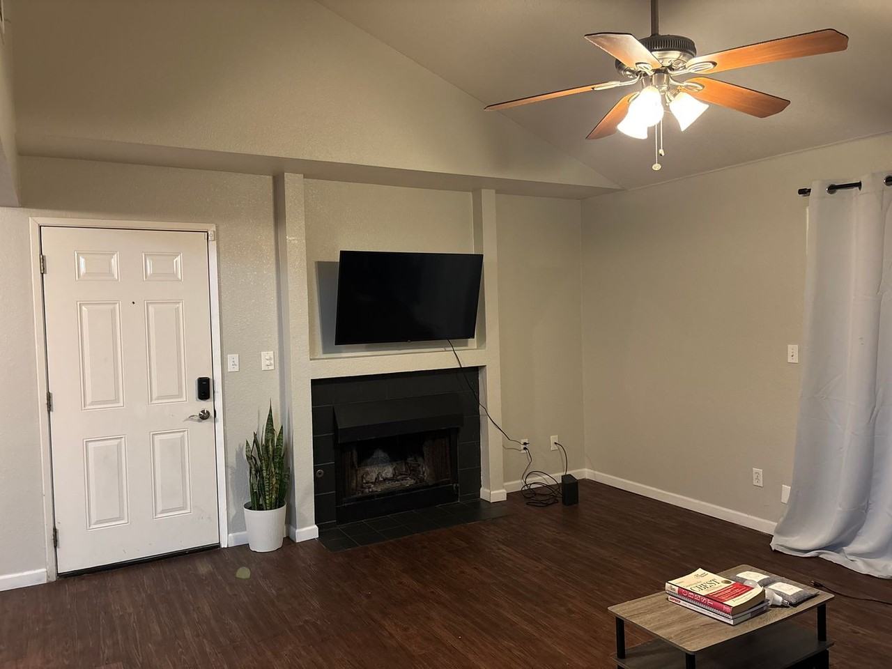 1190 S Winery Ave - Photo 7 of 33