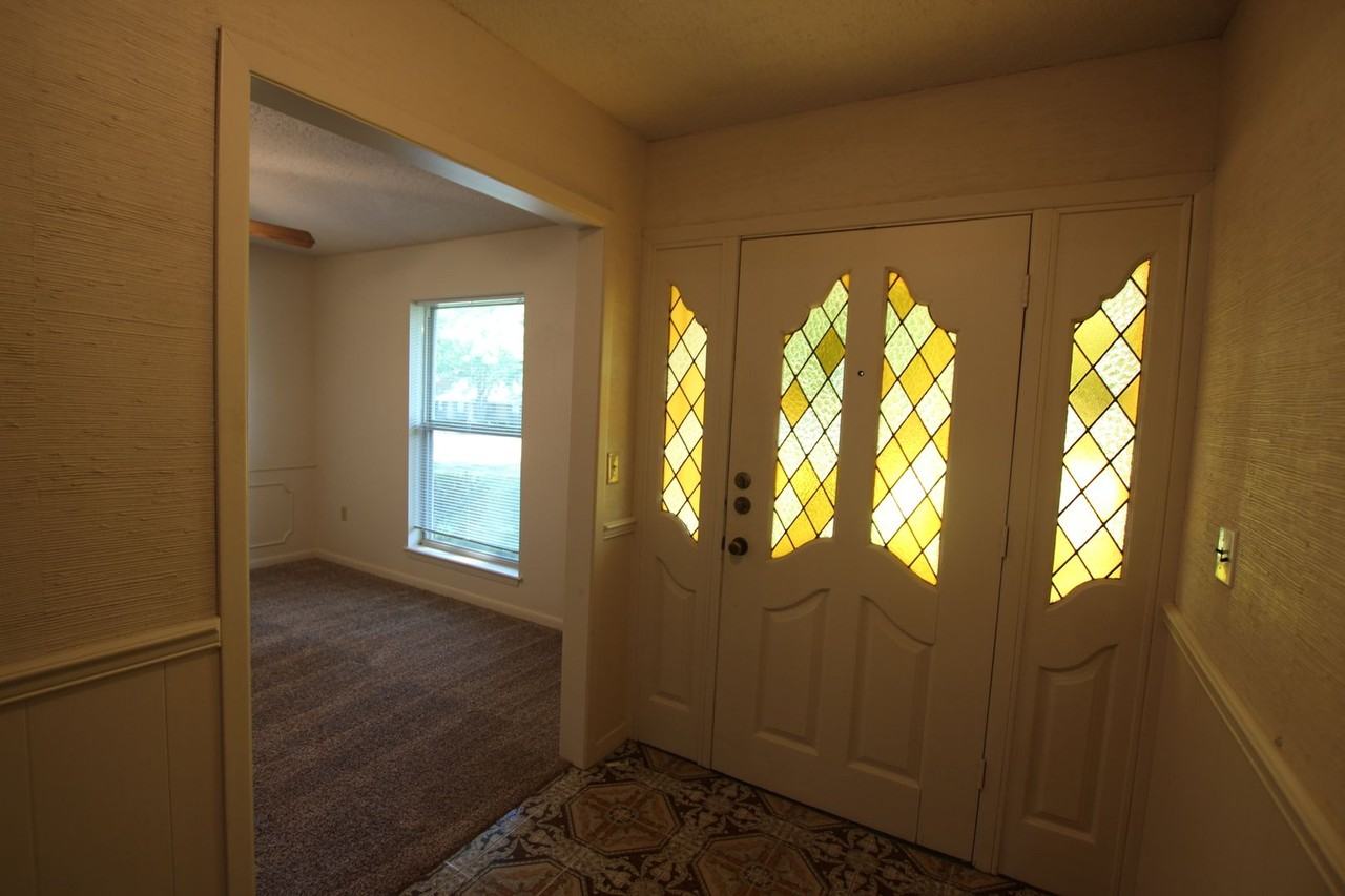 8505 Radcliffe Dr - Photo 3 of 35