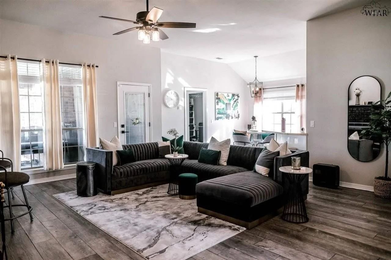 801 Sugarbush Ln - Photo 3 of 24