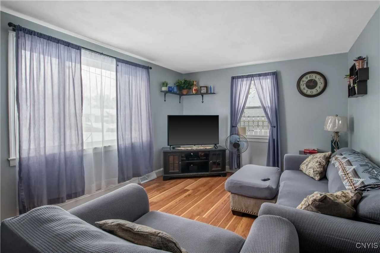 318 Leonard St - Photo 2 of 4