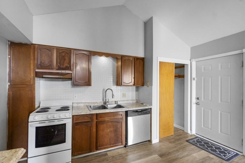 101 Waldorf Pkwy - Photo 2 of 11