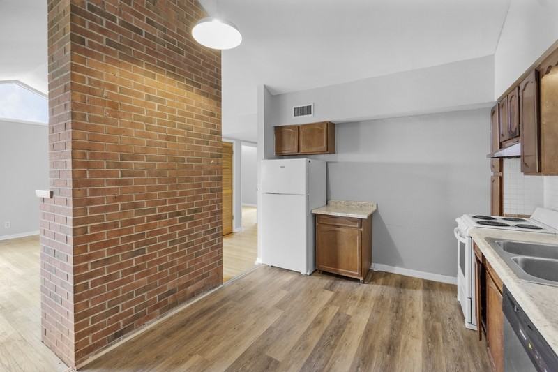 101 Waldorf Pkwy - Photo 3 of 11