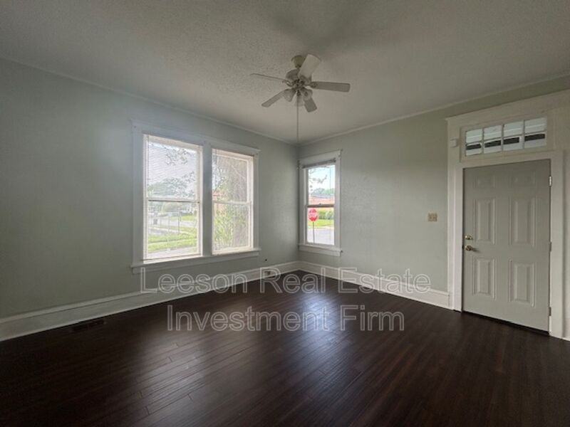 527 Wichita St - Photo 2 of 7