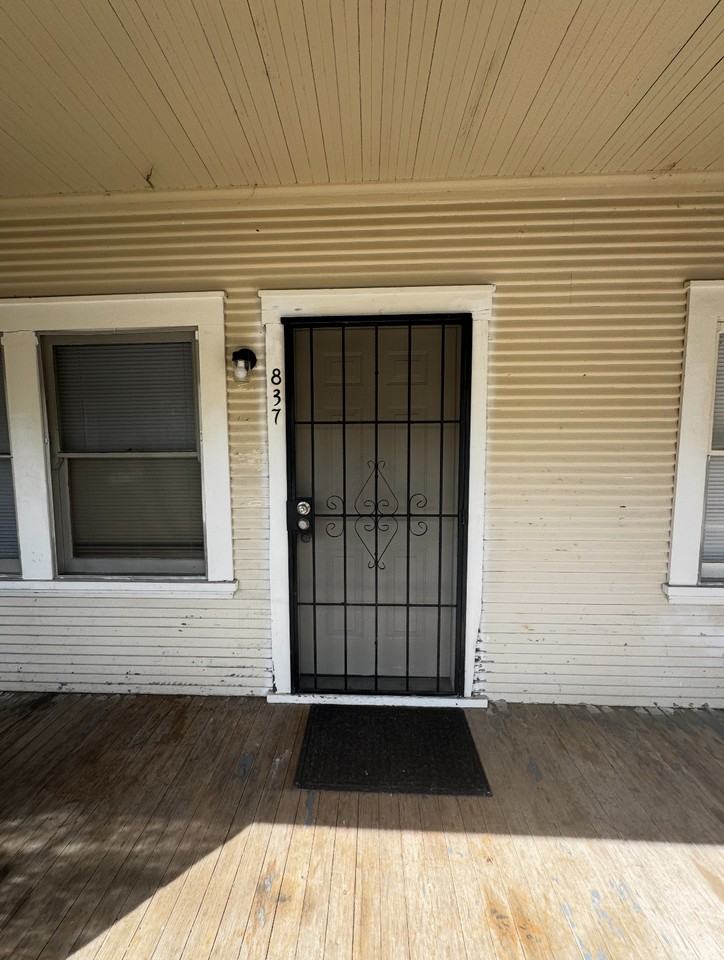 837 N Madison St - Photo 2 of 16