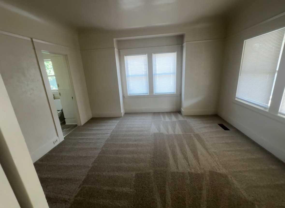 837 N Madison St - Photo 3 of 16