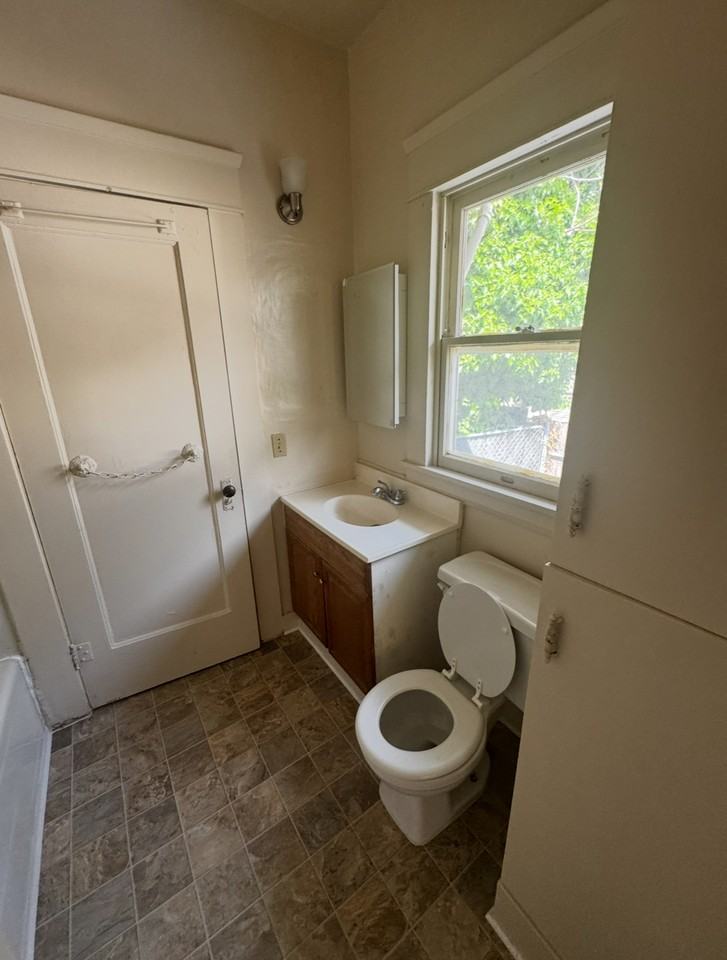 837 N Madison St - Photo 5 of 16