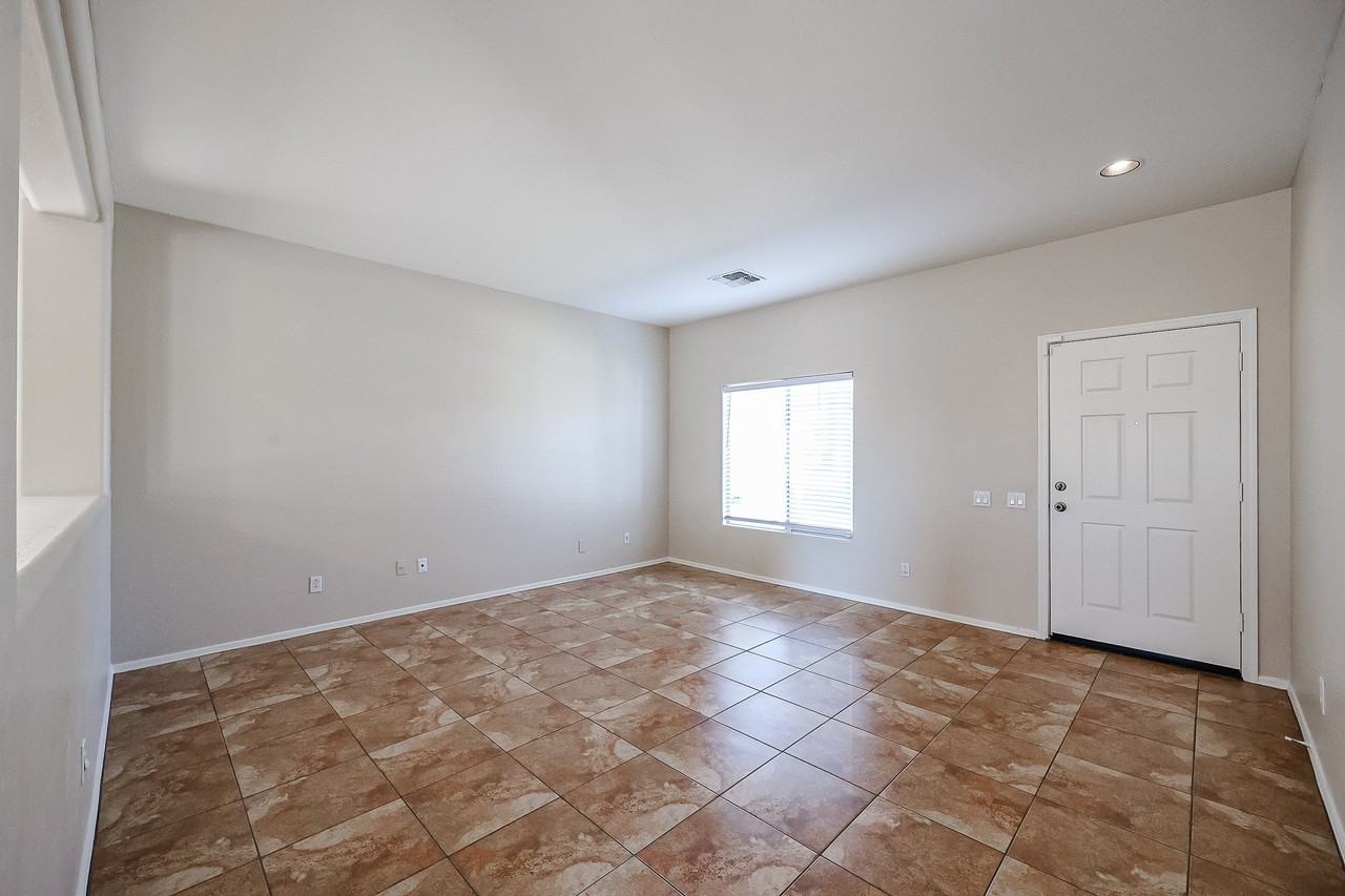 910 S 118th Ln - Photo 4 of 32