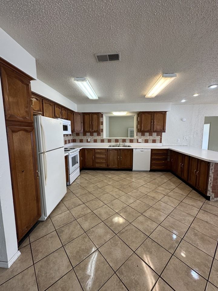 5907 Nw 65th Pl - Photo 3 of 17