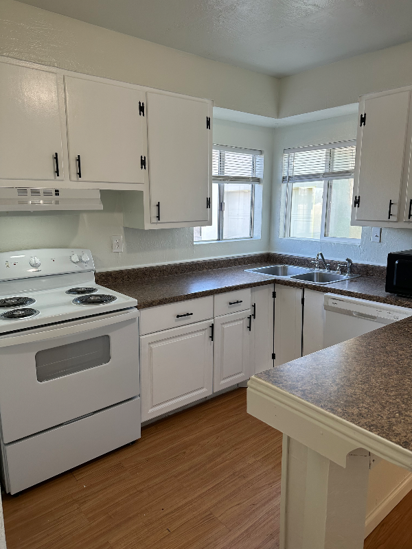 2712 E Woodson Rd - Photo 2 of 18