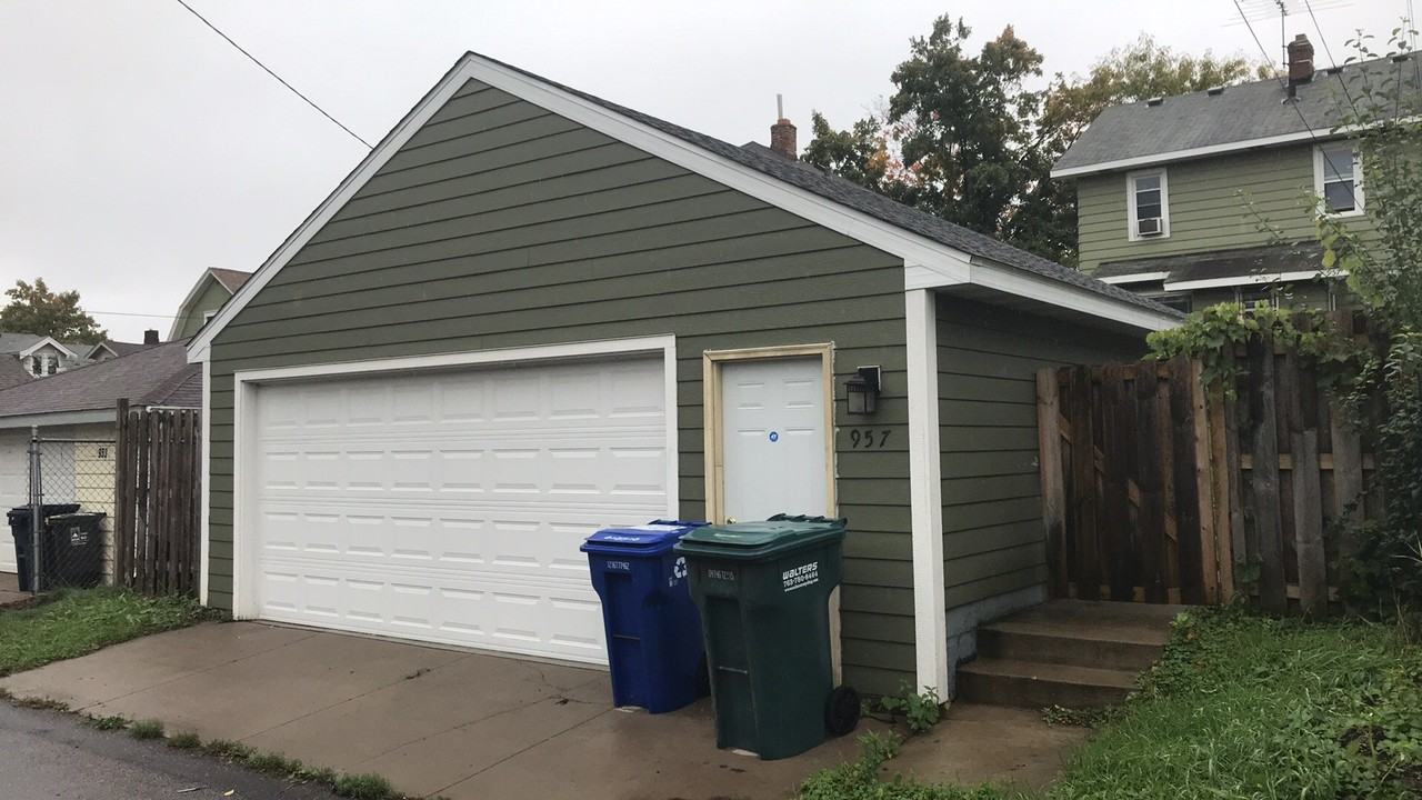 957 Saint Anthony Ave - Photo 3 of 33