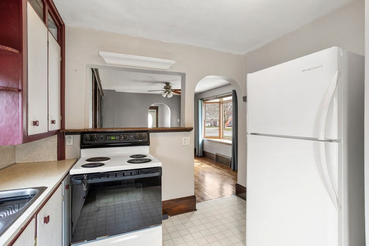 615 E 3rd St - Photo 3 of 24