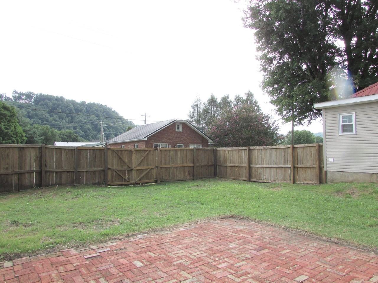 711 N Pine St #NA - Photo 2 of 13