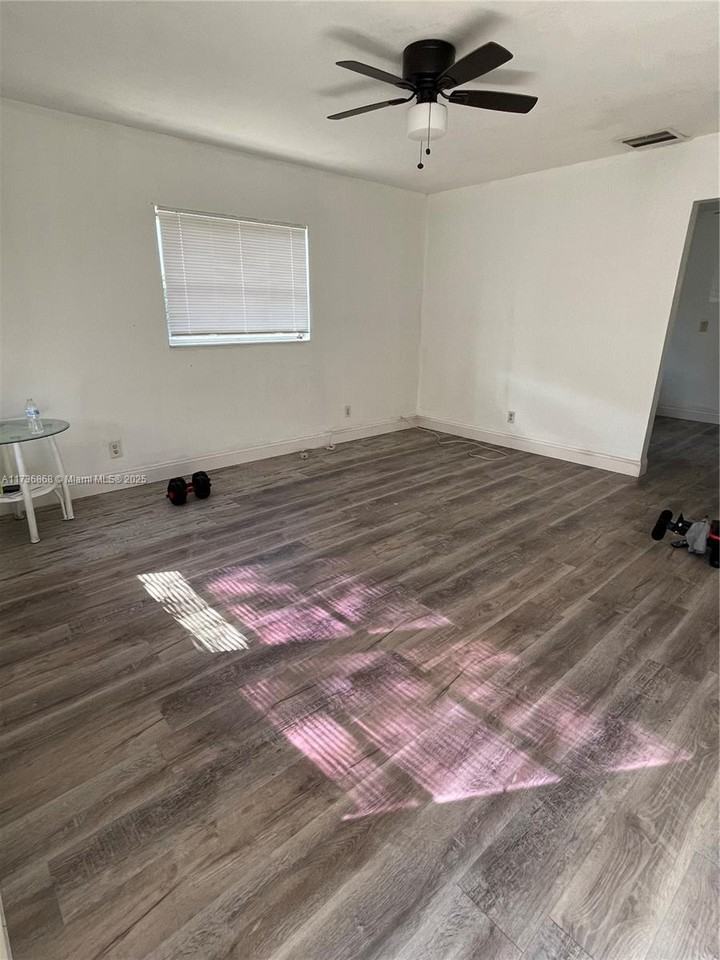 1091 Sw 32nd Ct ##W - Photo 2 of 14