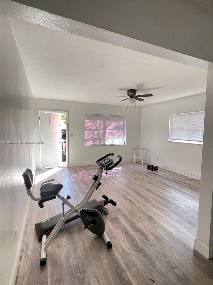 1091 Sw 32nd Ct ##W - Photo 3 of 14