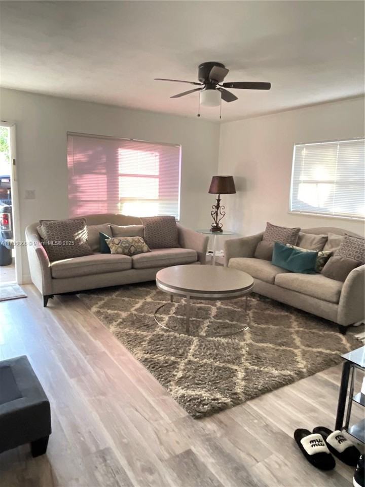 1091 Sw 32nd Ct ##W - Photo 5 of 14