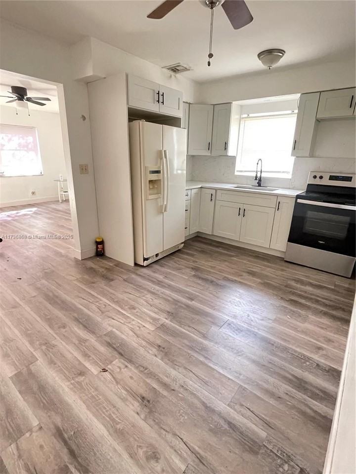 1091 Sw 32nd Ct ##W - Photo 6 of 14