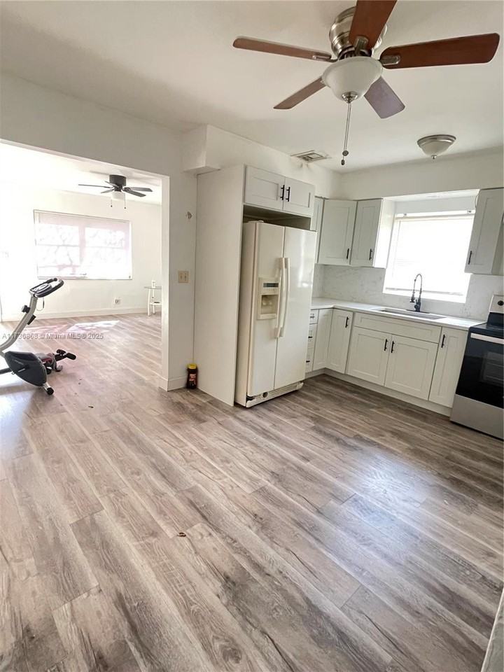 1091 Sw 32nd Ct ##W - Photo 7 of 14