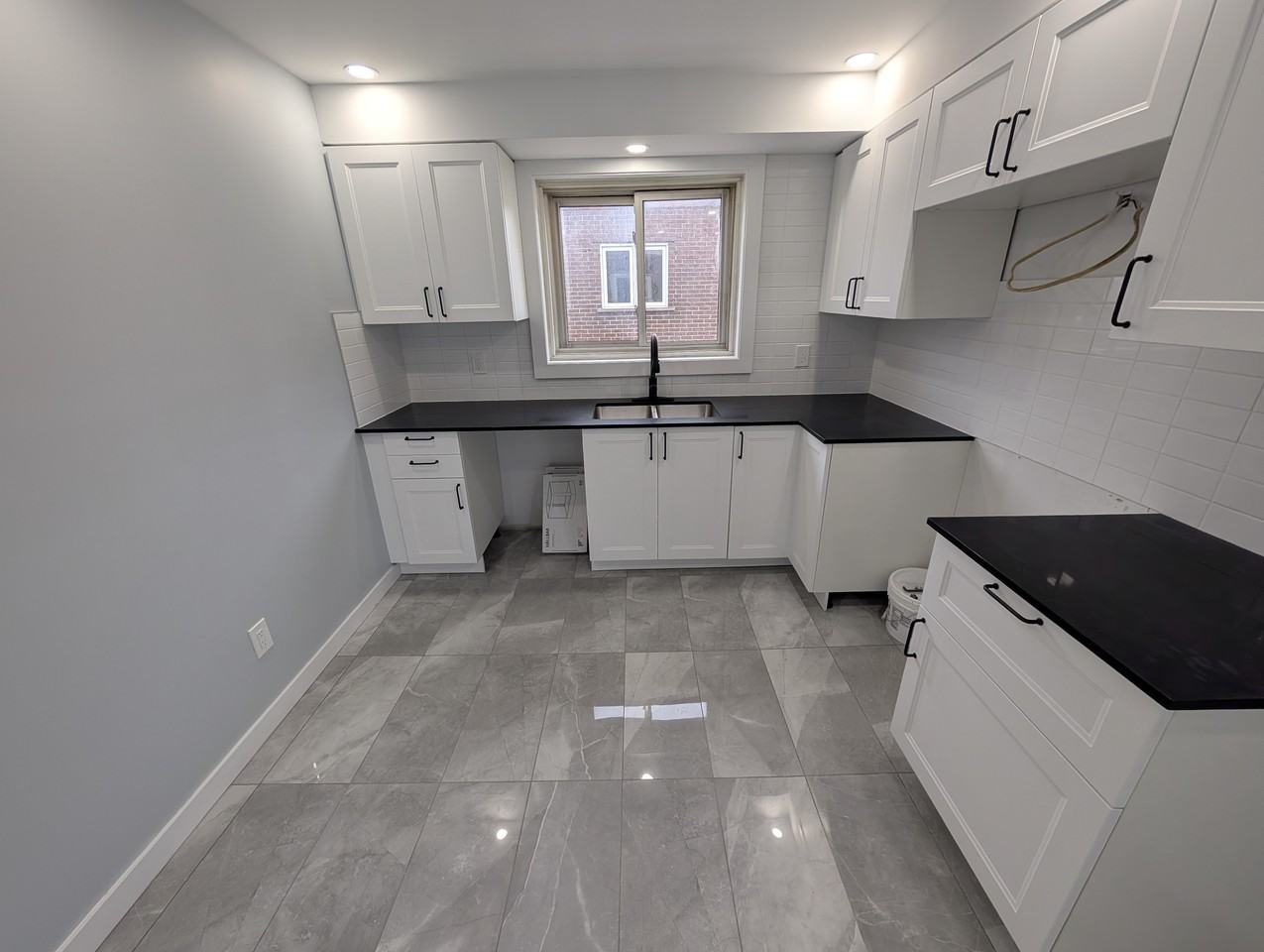 2687 Rue Cazeneuve - Photo 2 of 25