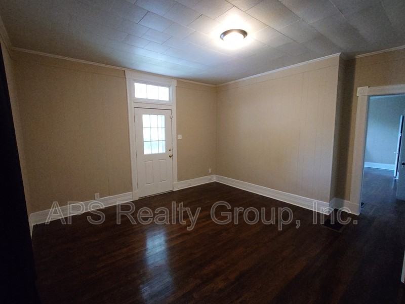 301 N Spring St - Photo 2 of 7