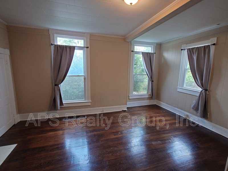 301 N Spring St - Photo 3 of 7