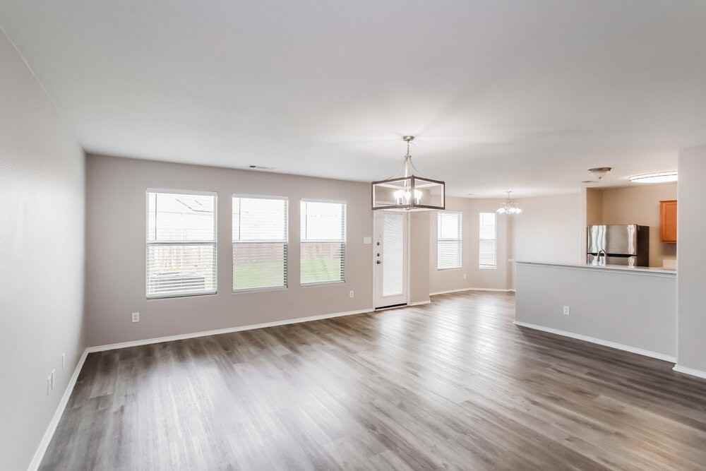 7528 Lazy Spur Blvd - Photo 5 of 17