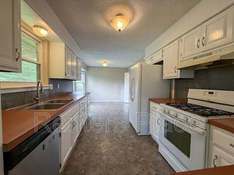 8618 E 124th St S - Photo 2 of 12