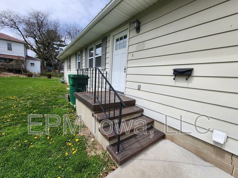 107 8th Ave Ne - Photo 2 of 17