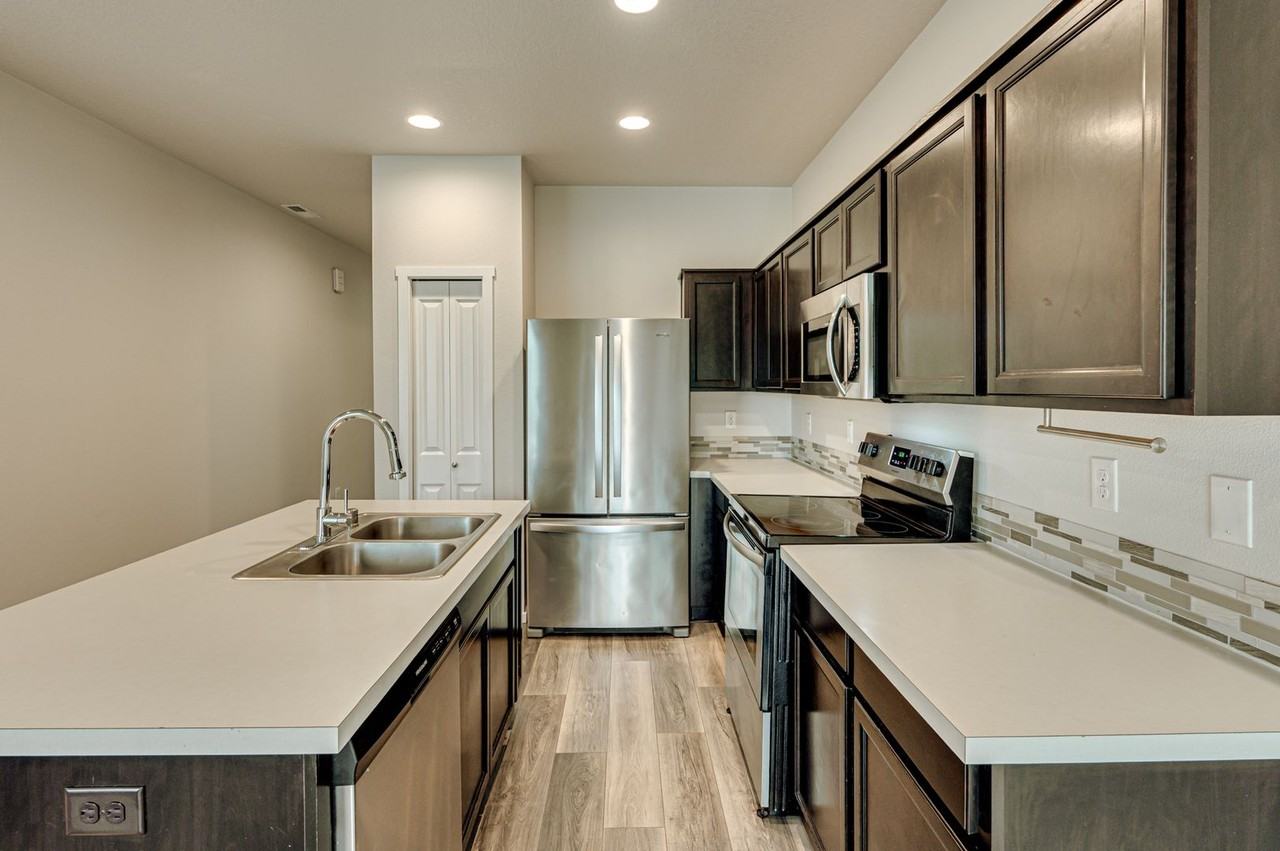 1916 S Robin Way - Photo 2 of 33