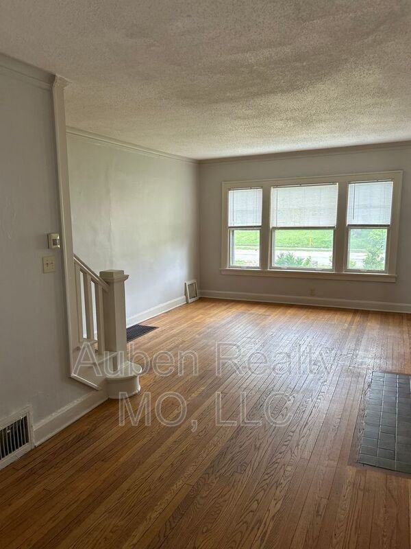 5412 Harrison St - Photo 3 of 15