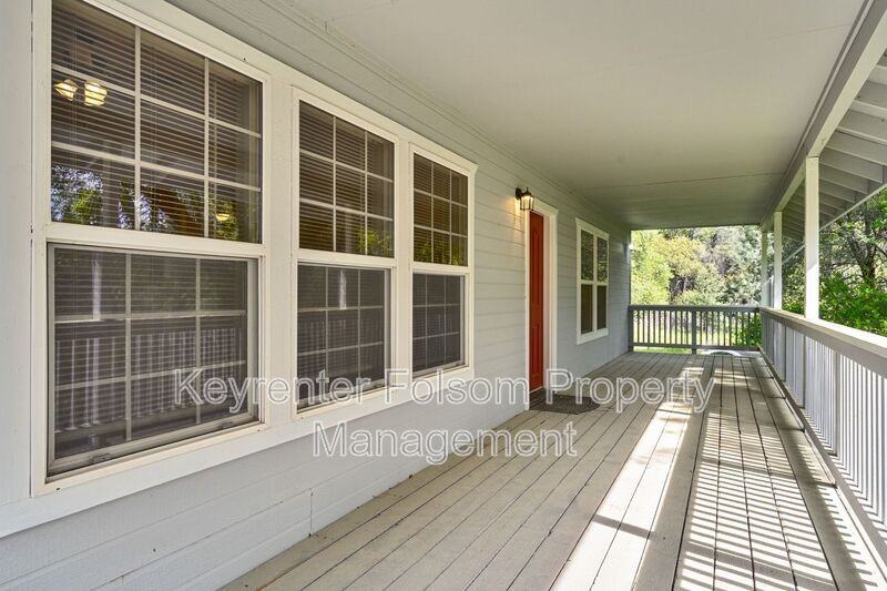 5456 Oak Leaf Cir - Photo 2 of 34