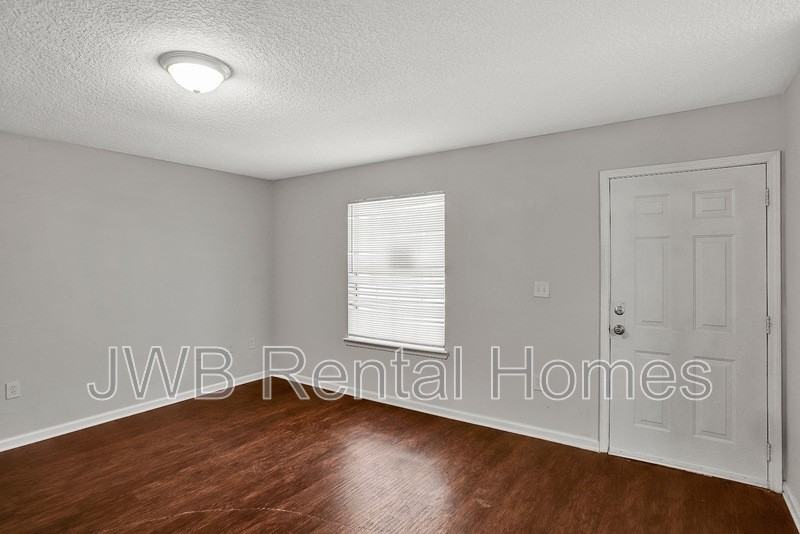 1518 W 27th St - Photo 6 of 17