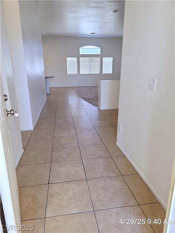 916 Melic Way - Photo 3 of 35