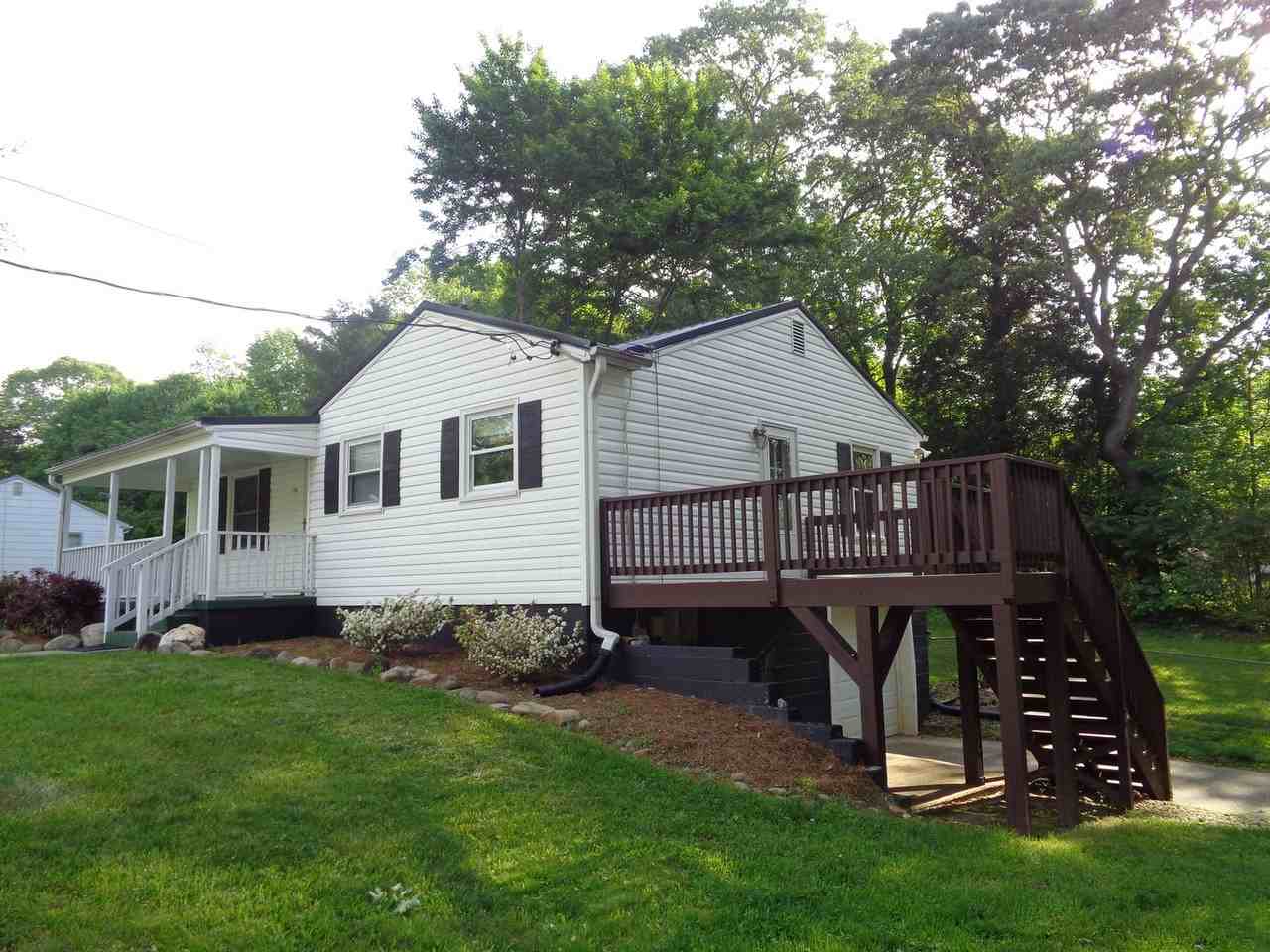 135 Lindbergh St - Photo 2 of 22