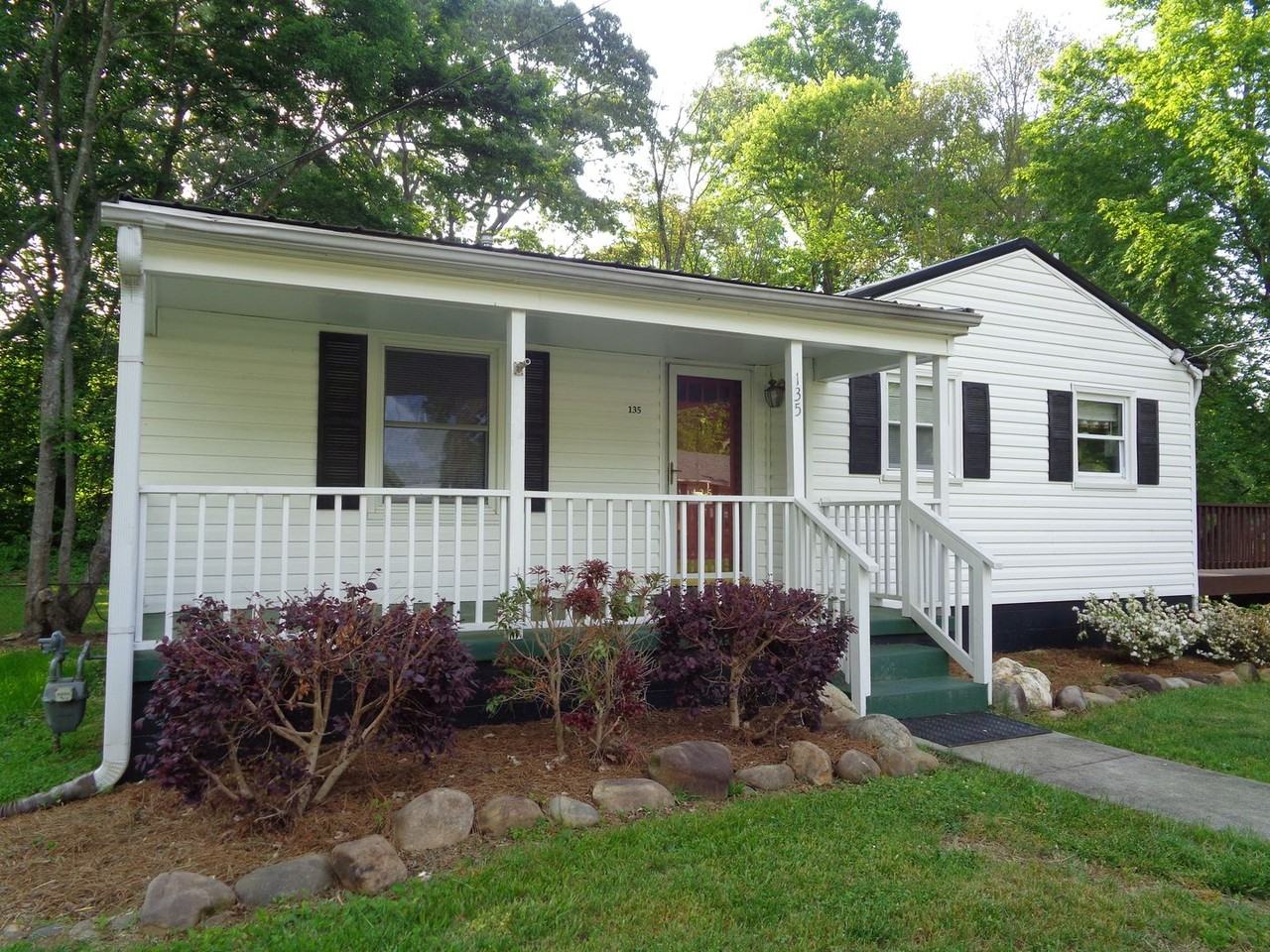 135 Lindbergh St - Photo 3 of 22