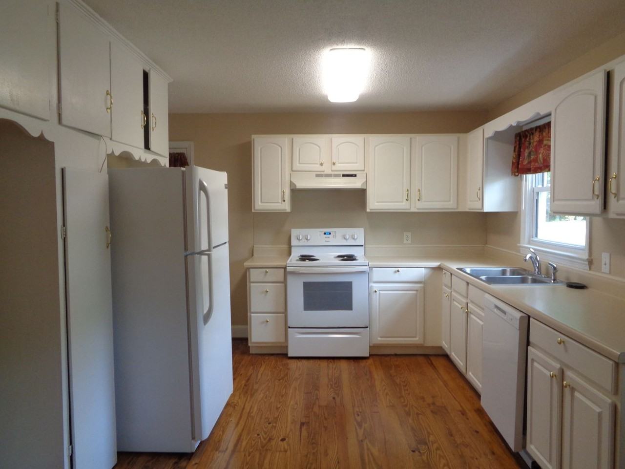 135 Lindbergh St - Photo 7 of 20