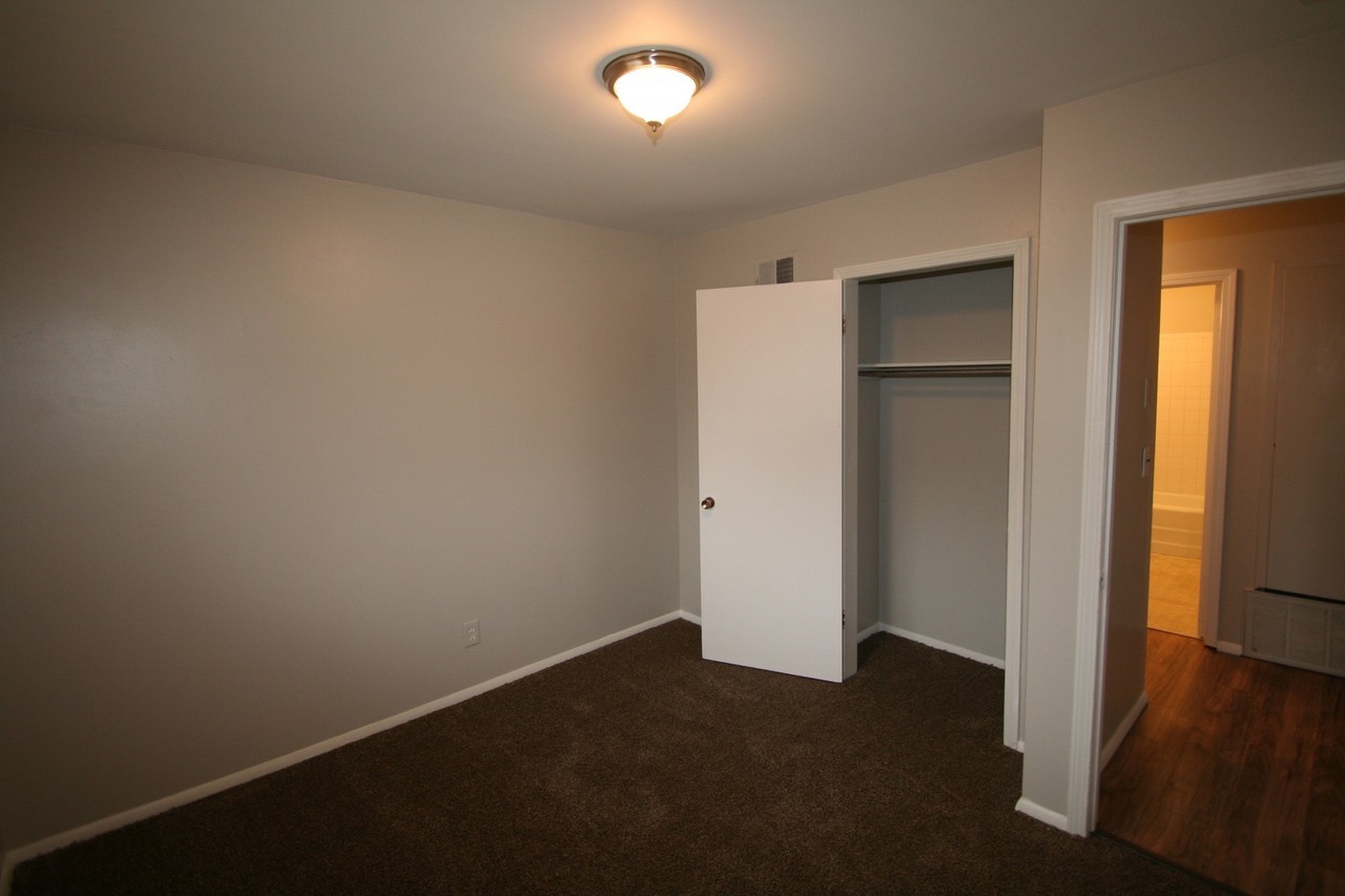 203 E 57th Pl N - Photo 3 of 17