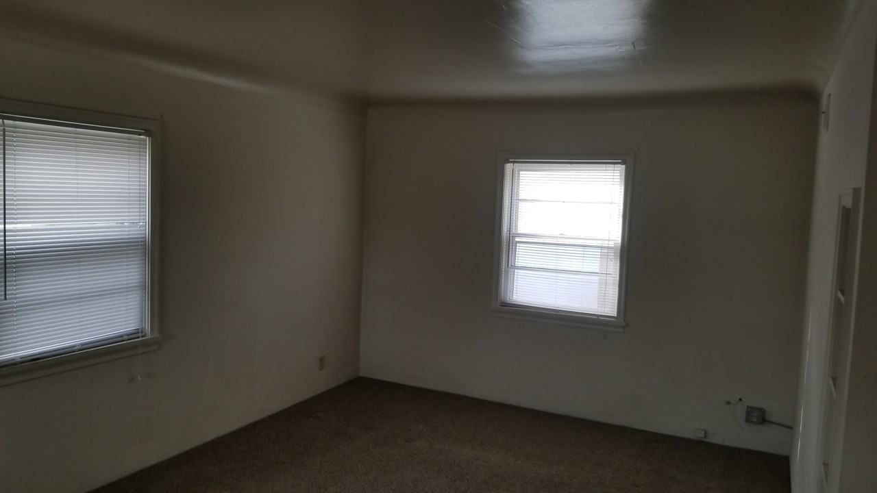 509 Locust St - Photo 2 of 9