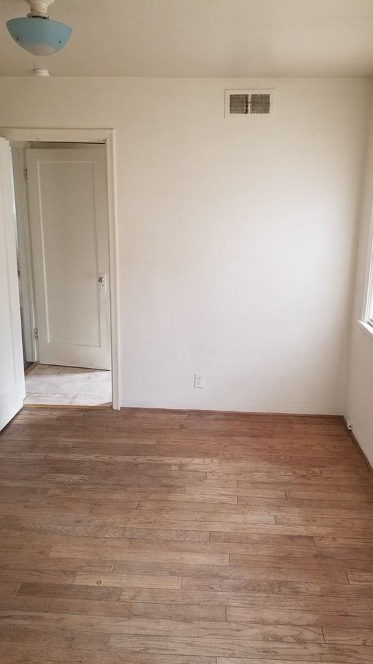 509 Locust St - Photo 6 of 9